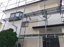 外壁塗装をする際に避けて通れないのが「足場」の問題です。