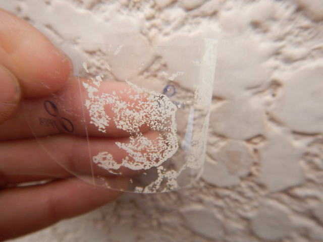 外壁を触ると、白っぽい粉が手に付いています。 